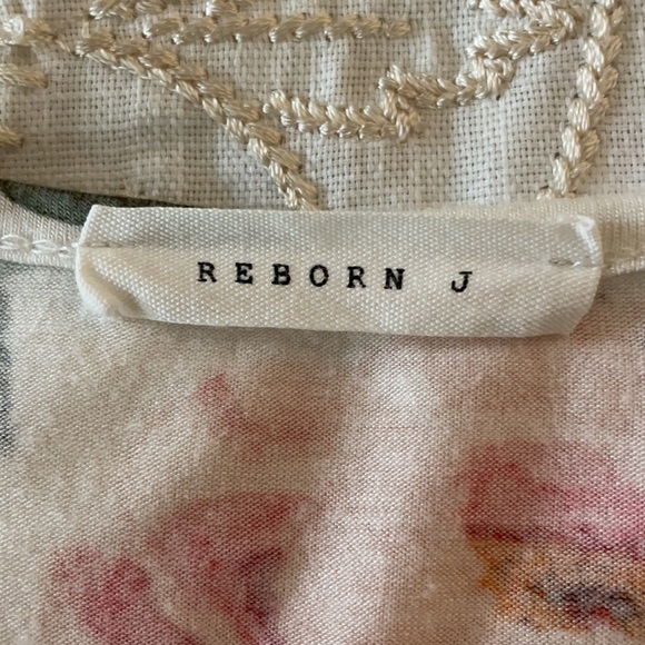 Reborn J Boutique Floral Cold shoulder Tunic. Size L Large. Like new! - Picture 6 of 6